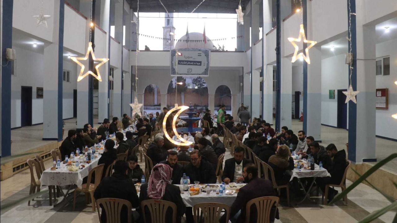 Genç İHH, Suriye’de 13 üniversitede 7 bin kişiye iftar verdi