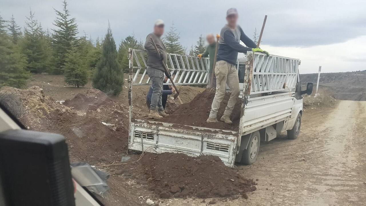 Görüntüleri gündem olmuştu! Darp edilen muhtar çöp dökenleri yine yakaladı Görüntüleri gündem olmuştu! Darp edilen muhtar çöp dökenleri yine yakaladı - 1. Resim
