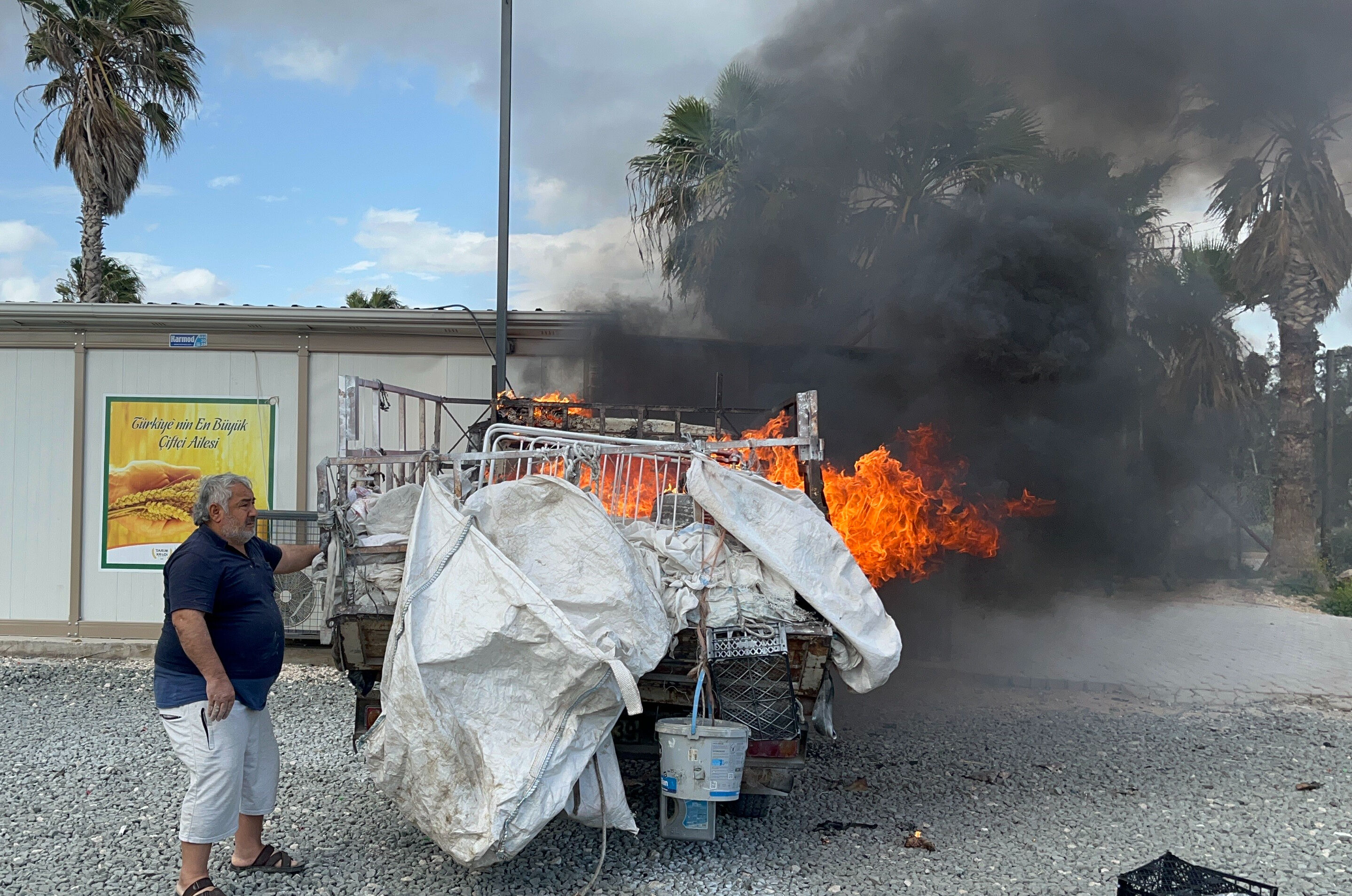 Hatay'da yangın paniği! Ekmek teknesi yanarak markete çarptı, yaşlı adam alevlerle mücadele etmeye çalıştı Hatay'da yangın paniği! Ekmek teknesi yanarak markete çarptı, yaşlı adam alevlerle mücadele etmeye çalıştı - 1. Resim