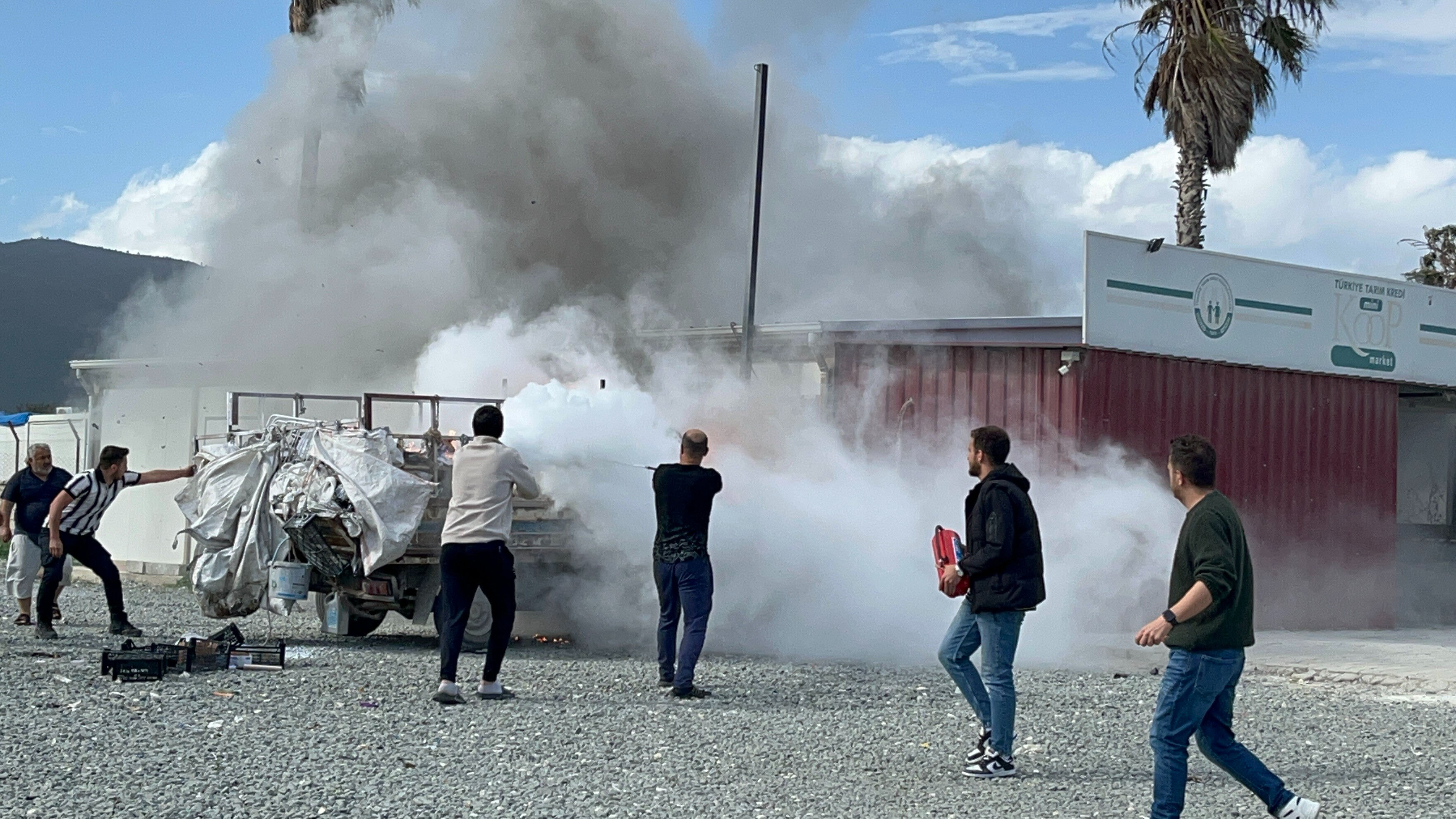Hatay'da yangın paniği! Ekmek teknesi yanarak markete çarptı, yaşlı adam alevlerle mücadele etmeye çalıştı Hatay'da yangın paniği! Ekmek teknesi yanarak markete çarptı, yaşlı adam alevlerle mücadele etmeye çalıştı - 2. Resim