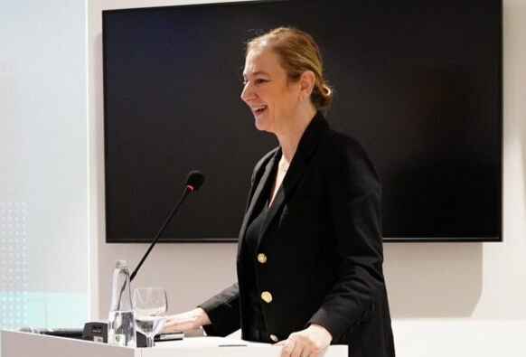 İmamoğlu'yla birlikte diploması iptal edilmişti! Bir gecede lise mezunu kalan profesör gözyaşlarına boğuldu - 1. Resim