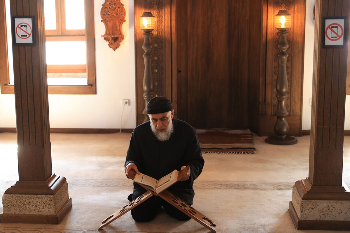 'İtikafa nasıl yapılır'ı uygulamalı cevap! Camide itikafa girenler yoğun ibadetle meşgul oluyor - 1. Resim