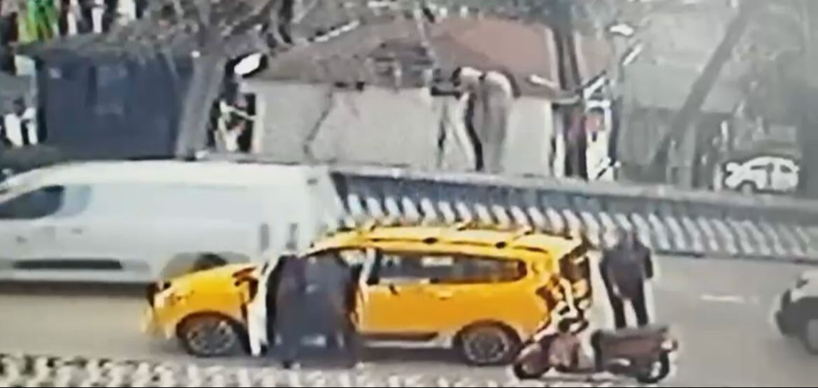 Motosikletliyle taksici birbirine girdi! Tekmeler yumruklar havada uçuştu Motosikletliyle taksici birbirine girdi! Tekmeler yumruklar havada uçuştu - 1. Resim
