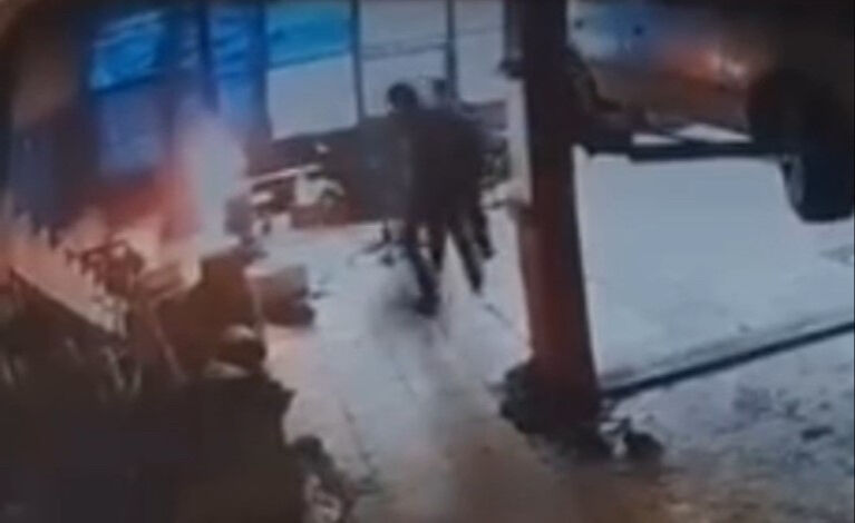 Sobaya benzin döktü, bir anda alev aldı - 2. Resim