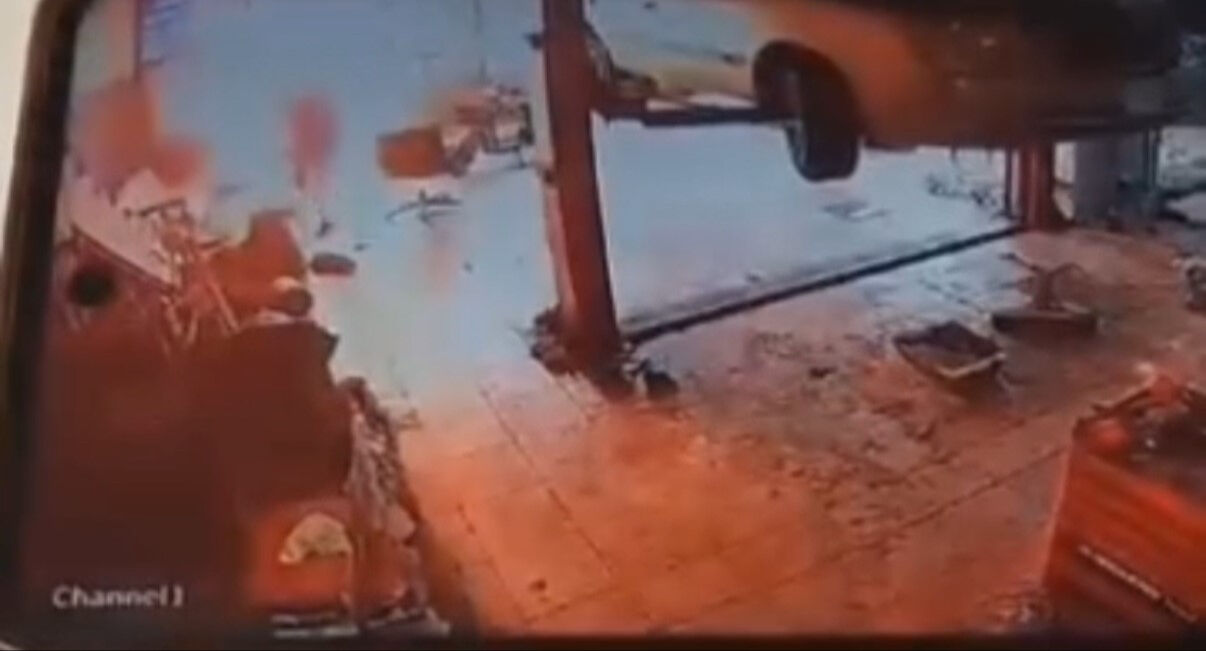 Sobaya benzin döktü, bir anda alev aldı - 1. Resim