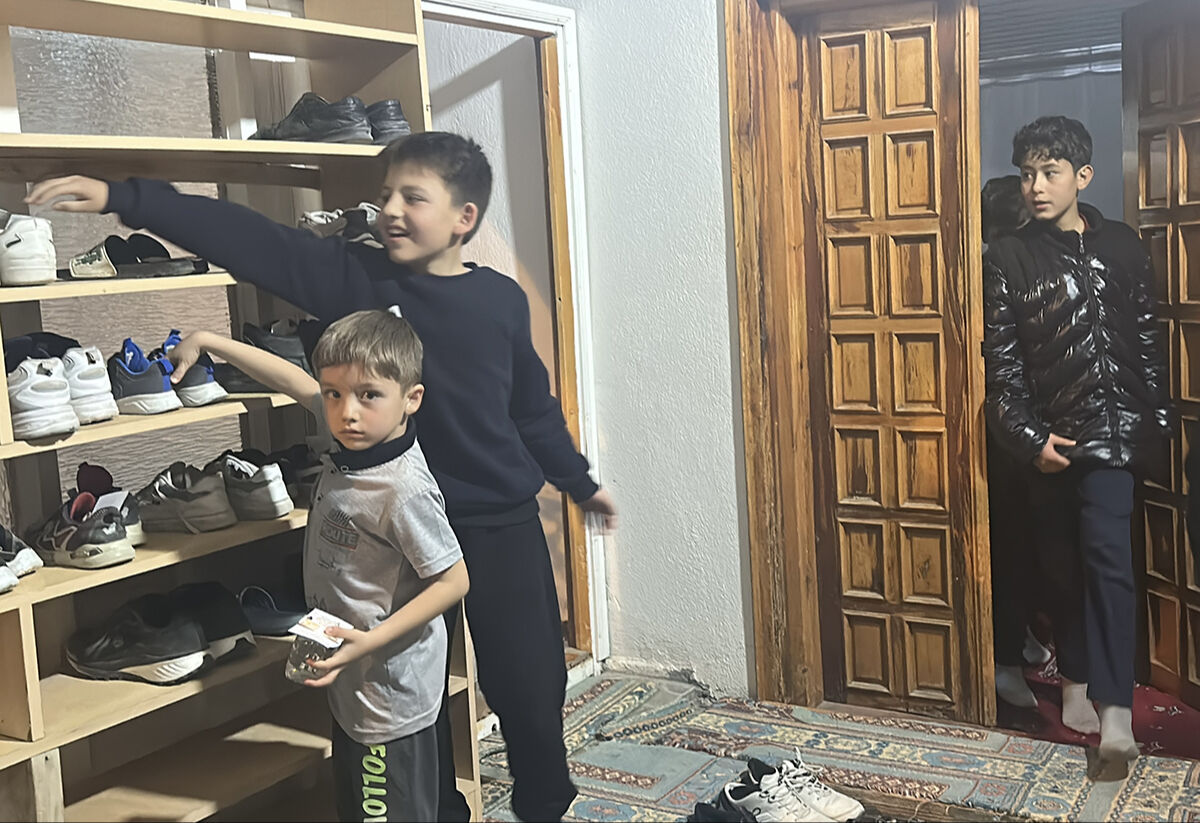 Teravih kılan çocukların ayakkabılarından paralar çıktı! Harçlığın nereden geldiğini bilemediler - 3. Resim