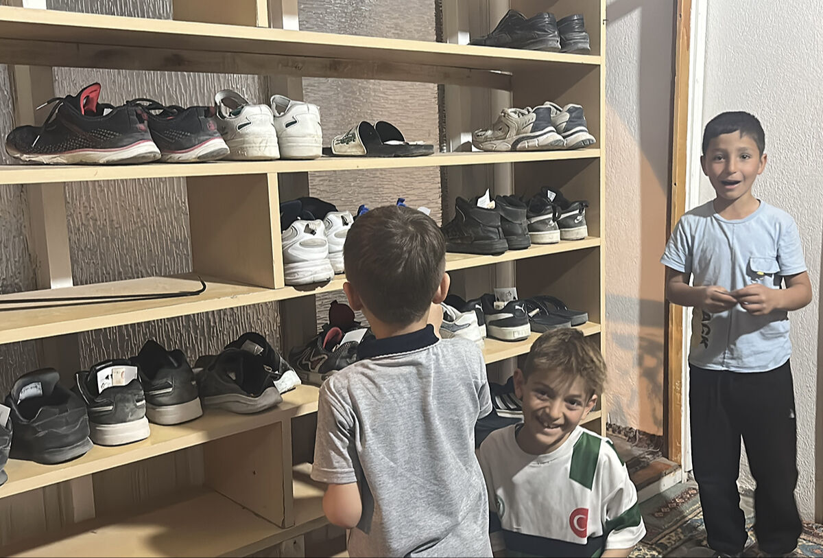 Teravih kılan çocukların ayakkabılarından paralar çıktı! Harçlığın nereden geldiğini bilemediler - 2. Resim