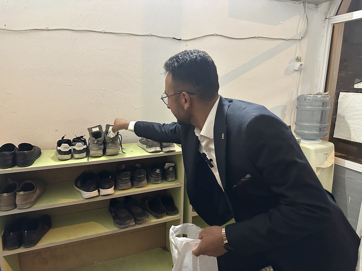 Teravih kılan çocukların ayakkabılarından paralar çıktı! Harçlığın nereden geldiğini bilemediler - 1. Resim