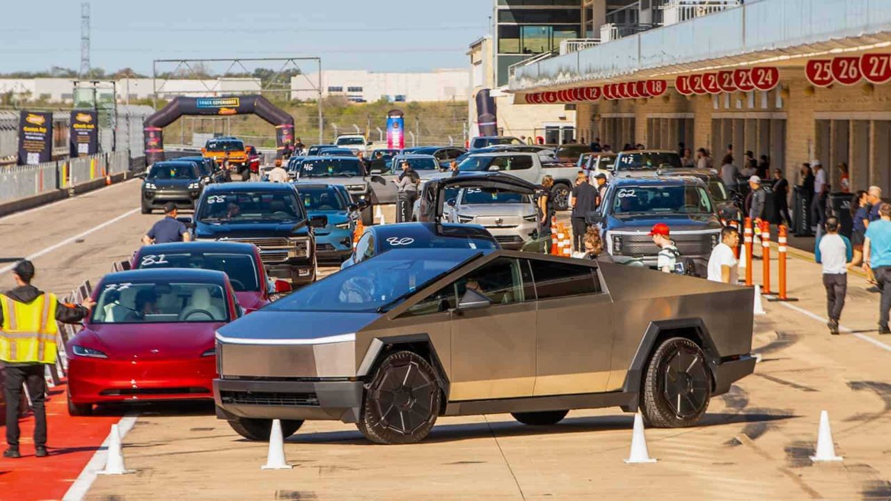 Tesla 46 bin Cybertruck&#039;ı geri çağırdı: Kaporta parçaları ayrılıyor!