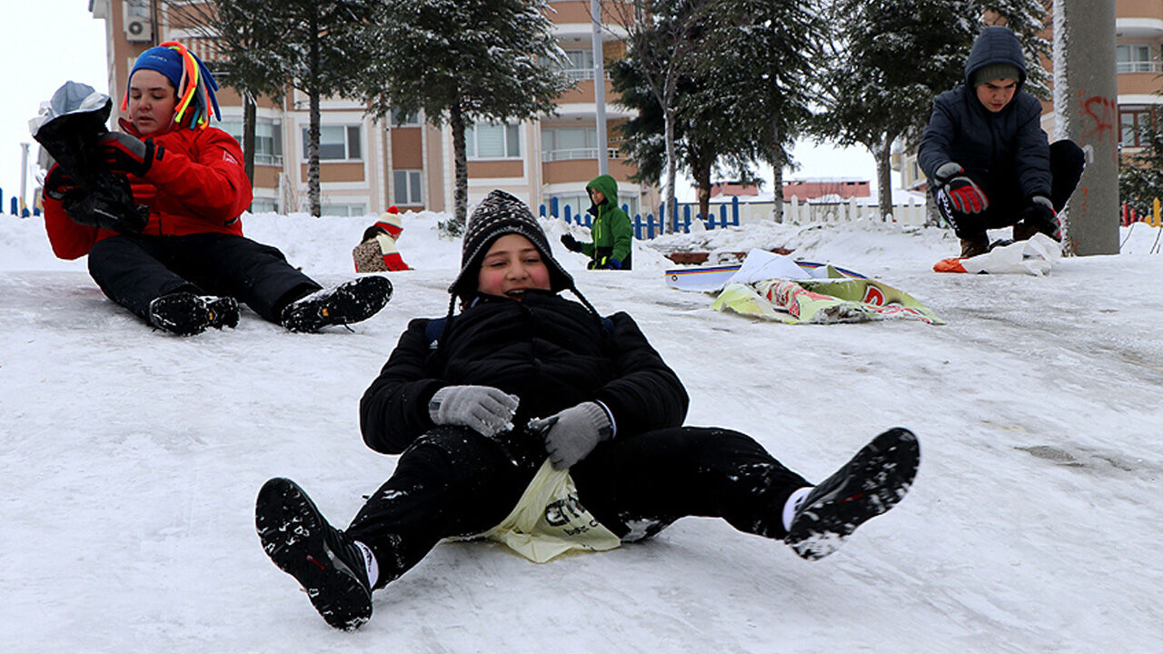 Valiliklerden açıklama geldi! O illerde okullar tatil edildi - 4. Resim
