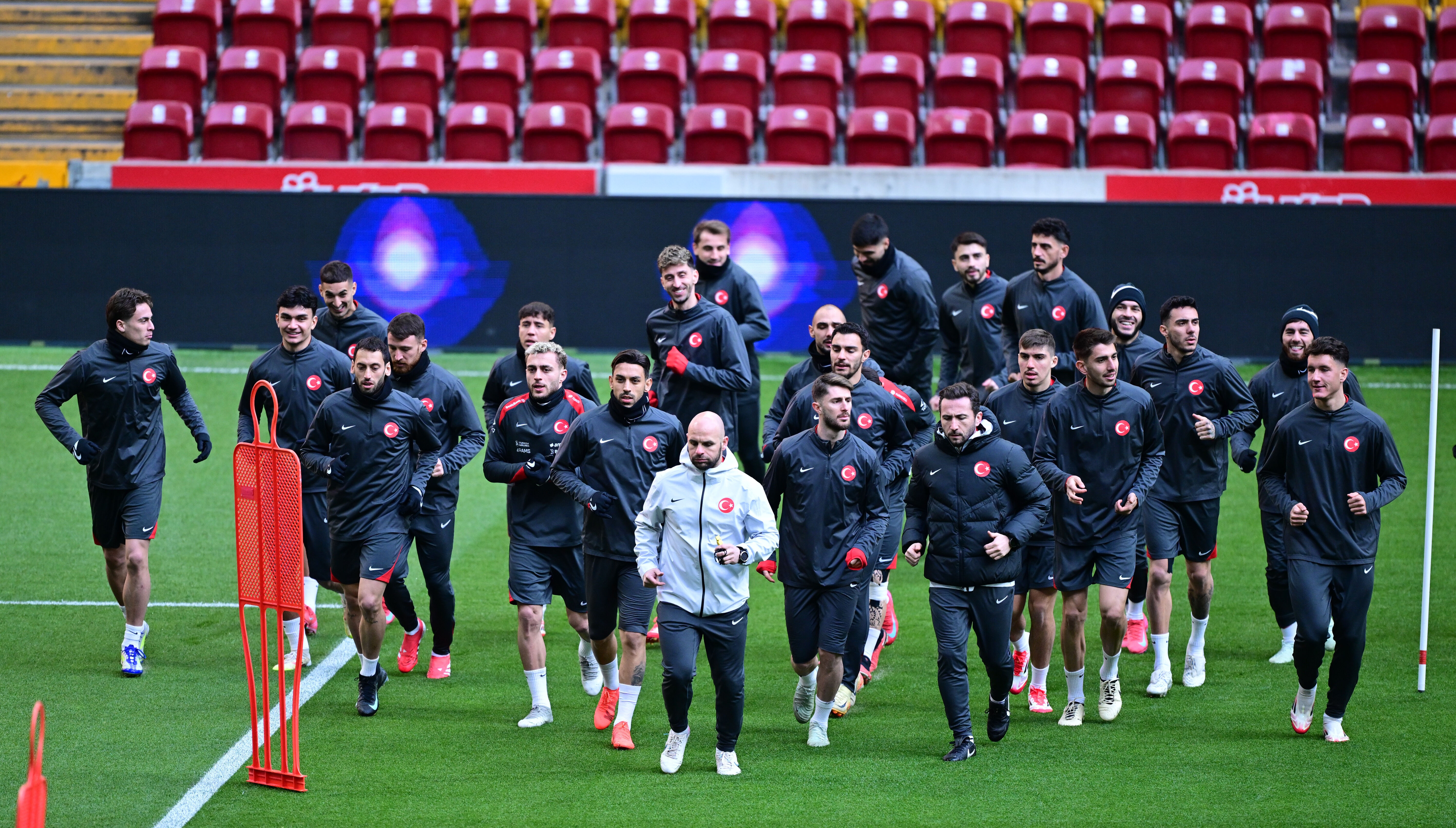 Vincenzo Montella, Macaristan maçı öncesi taraftara seslendi Vincenzo Montella, Macaristan maçı öncesi taraftara seslendi - 1. Resim