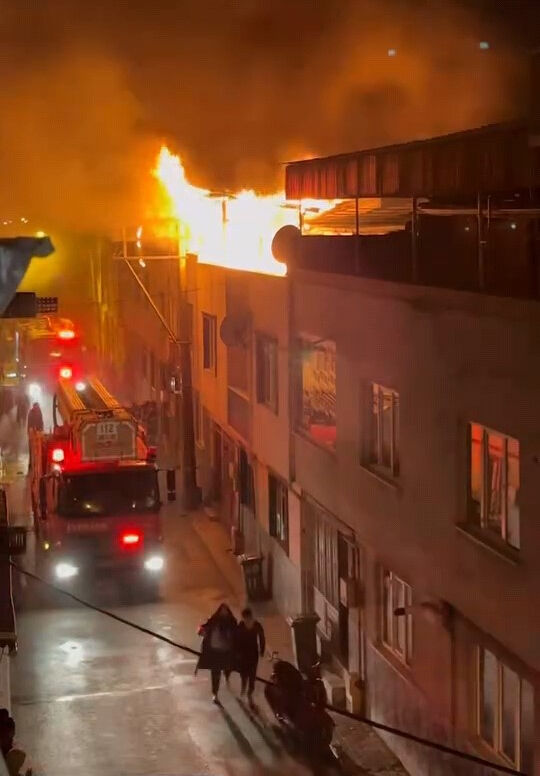 Bursa'da yangın paniği! Patlama sesleri vatandaşı sokağa döktü Bursa'da yangın paniği! Patlama sesleri vatandaşı sokağa döktü - 2. Resim