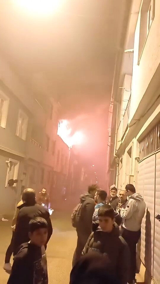 Bursa'da yangın paniği! Patlama sesleri vatandaşı sokağa döktü Bursa'da yangın paniği! Patlama sesleri vatandaşı sokağa döktü - 3. Resim