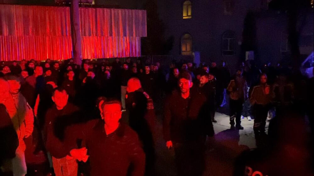 Bursa'da yangın paniği! Patlama sesleri vatandaşı sokağa döktü Bursa'da yangın paniği! Patlama sesleri vatandaşı sokağa döktü - 1. Resim