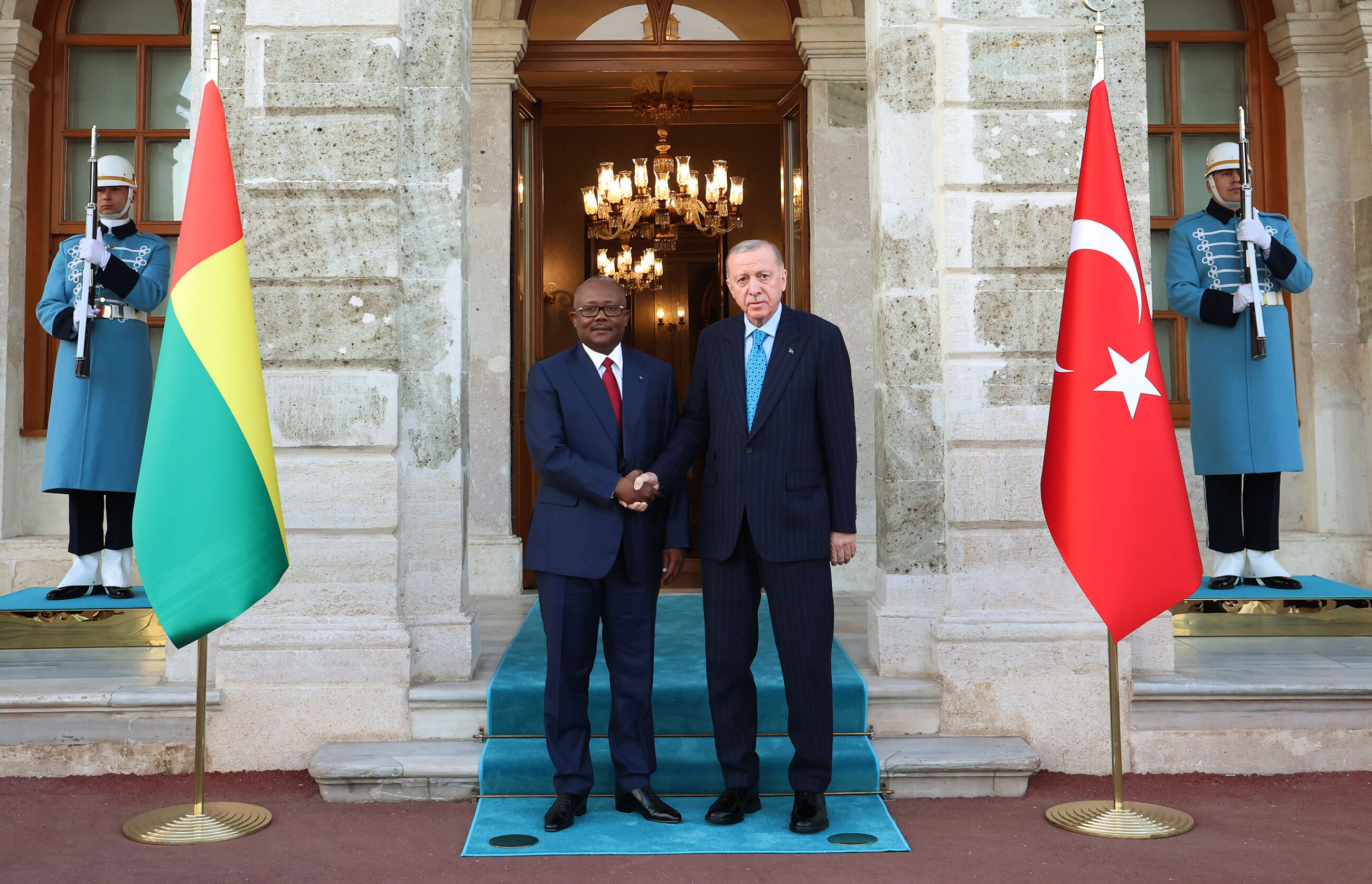 Cumhurbaşkanı Erdoğan Gine Bissau Devlet Başkanı Umaro Sissoco Embalo ile görüştü Cumhurbaşkanı Erdoğan Gine Bissau Devlet Başkanı Umaro Sissoco Embalo ile görüştü - 1. Resim