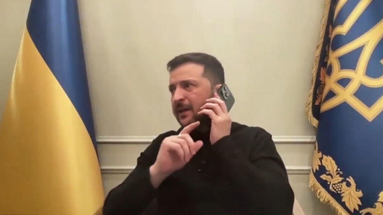 Gazetecilerle konuşuyordu! Zelenskiy'e canlı yayında telefon: 