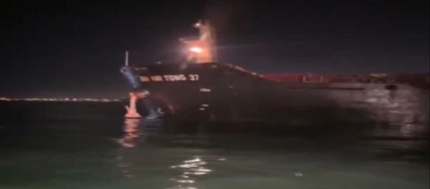 İstanbul’da yük gemisi karaya oturdu! Ekipler bölgede İstanbul’da yük gemisi karaya oturdu! Ekipler bölgede - 1. Resim