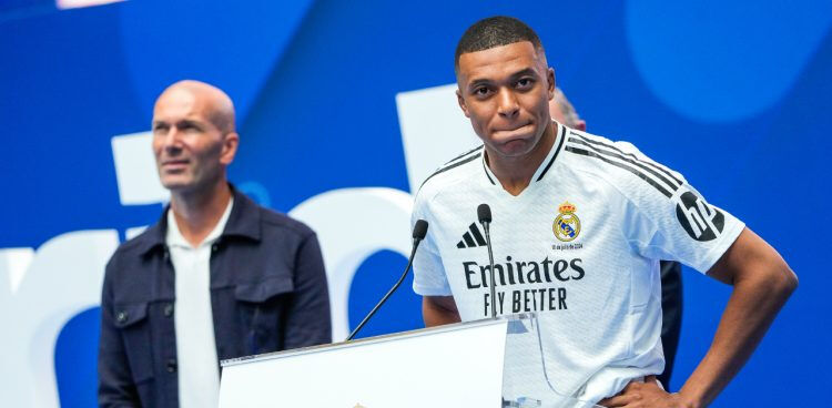 Mbappe’den Zidane’a büyük övgü! “Her çocuğun idolüydü” Mbappe’den Zidane’a büyük övgü! “Her çocuğun idolüydü” - 1. Resim