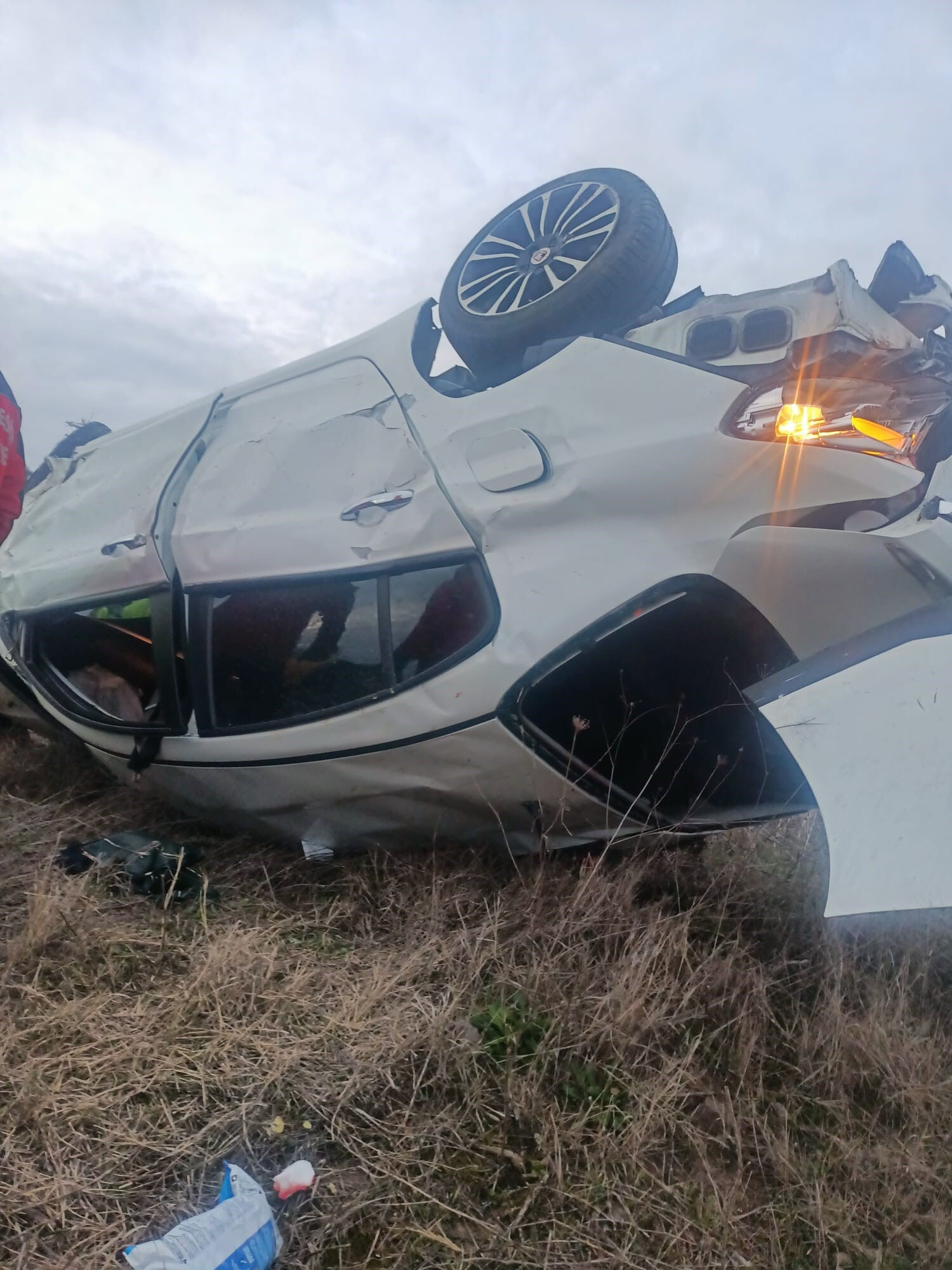 Otobanda facia! Direksiyon hakimiyetini kaybeden araç takla attı - 2. Resim