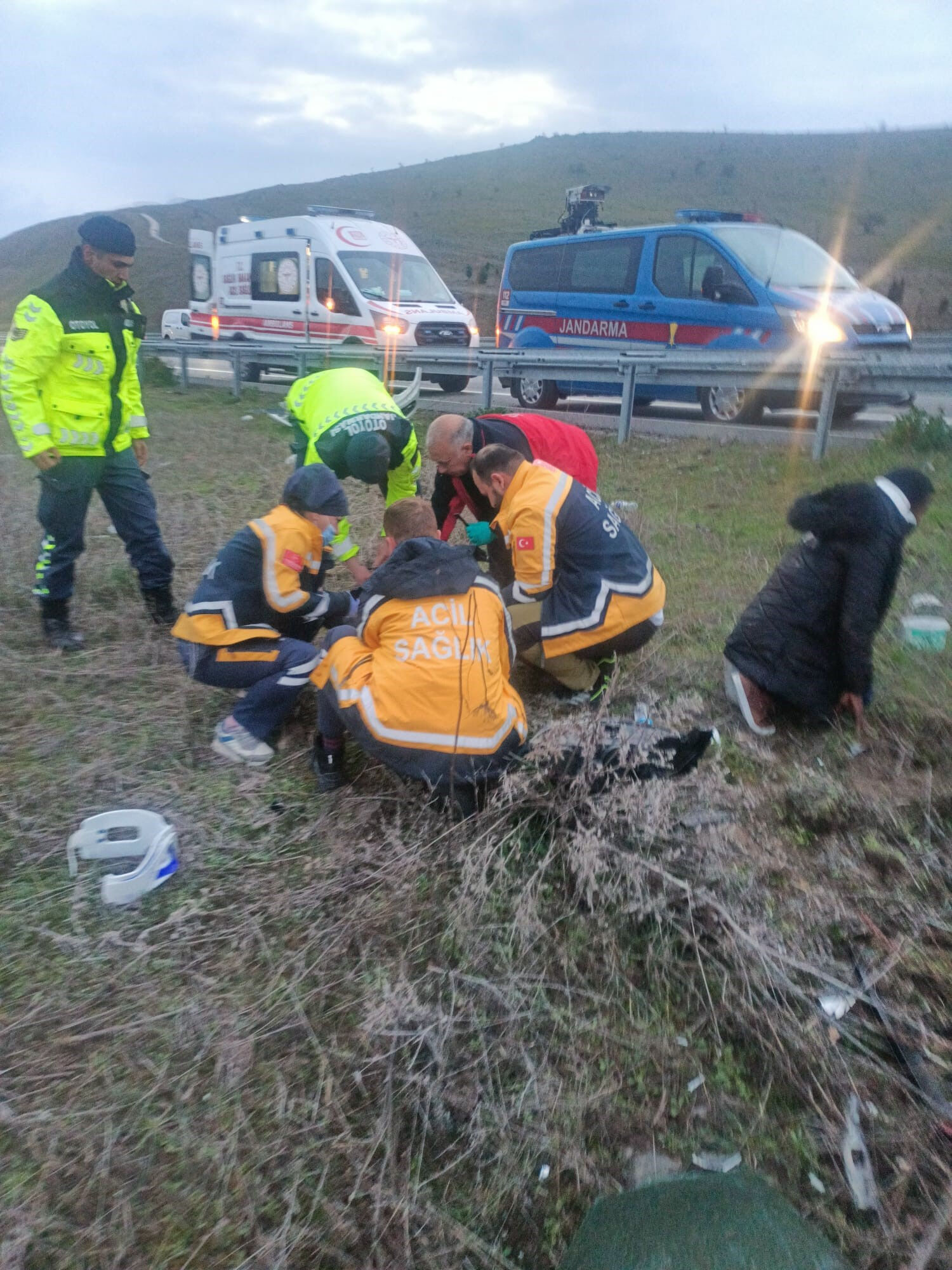 Otobanda facia! Direksiyon hakimiyetini kaybeden araç takla attı - 1. Resim