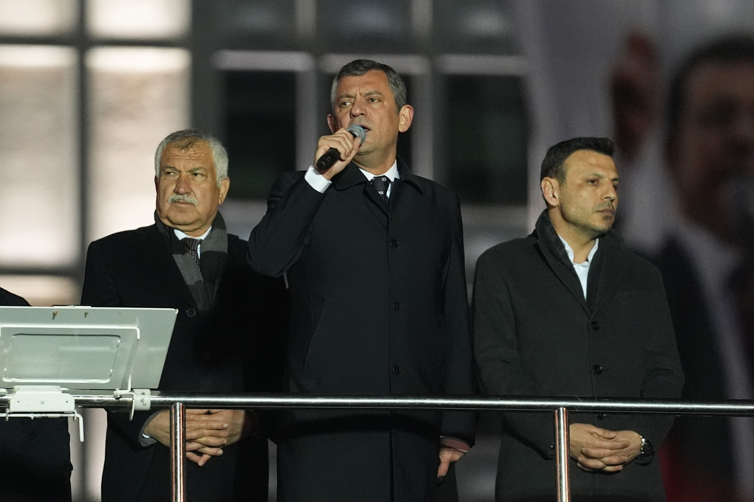 Özgür Özel'den bir sokak çağrısı daha: Polise zarar vermeden yıkın geçin! - 1. Resim