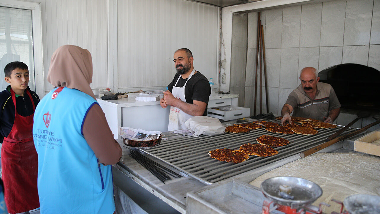 Ramazanda sessiz iyilik sürüyor! Adıyaman'da Osmanlı zimem geleneğiyle 9 yıldır defterleri temizliyor - 1. Resim