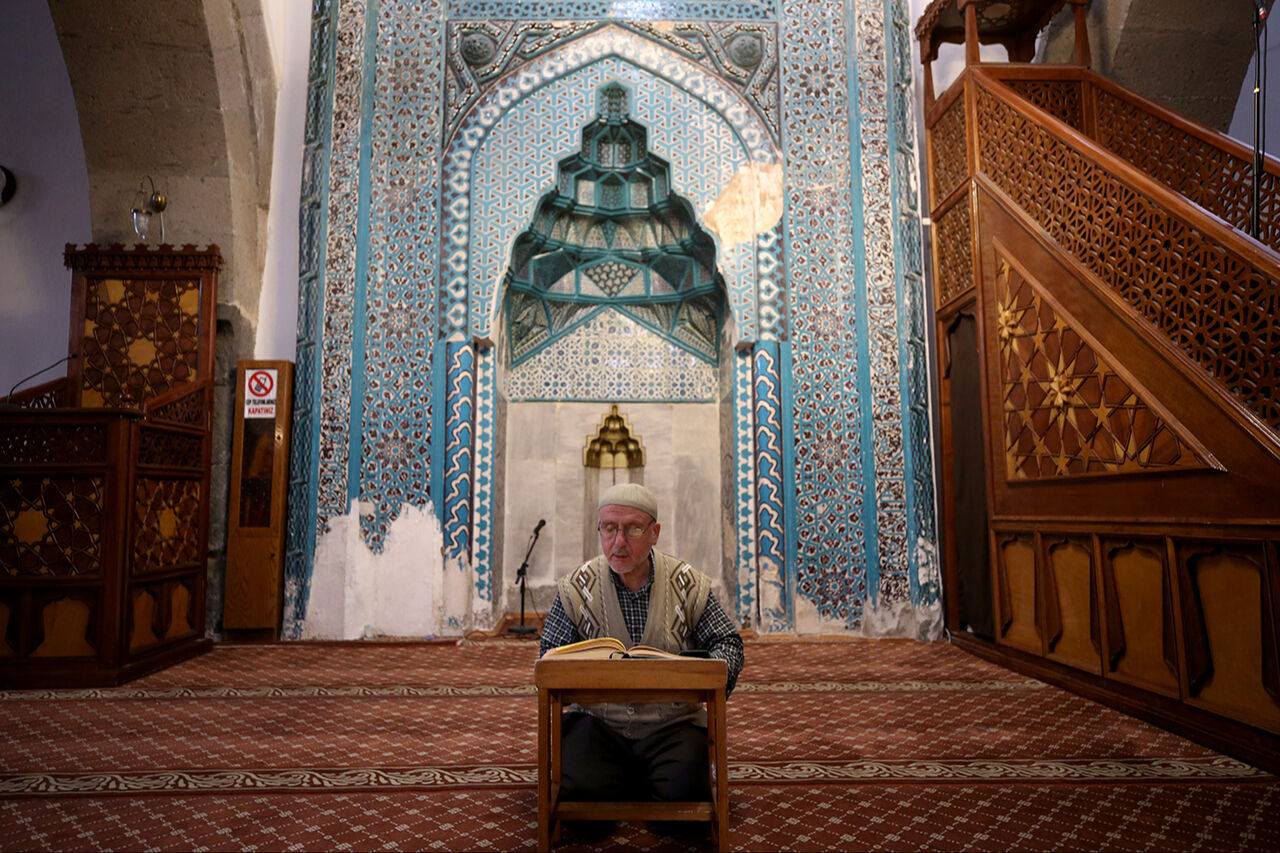 25 yıldır tarihi camilerin hücrelerinde itikafa giriyor: Şarj olmuş akü gibi hissediyorum - 1. Resim