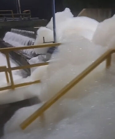 Bir kent diken üstündeydi! Su şebekesindeki köpük soruşturmasında muhtar görevden uzaklaştırıldı - 1. Resim