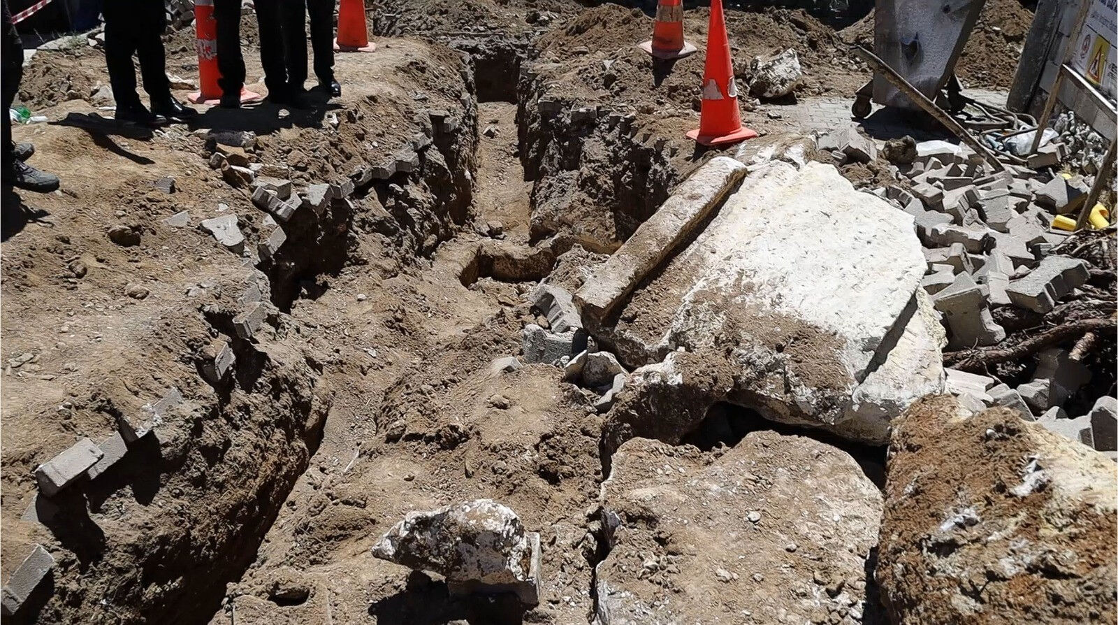 Denizli'de tarihi keşif: altyapı çalışmasında antik lahit bulundu! - 2. Resim