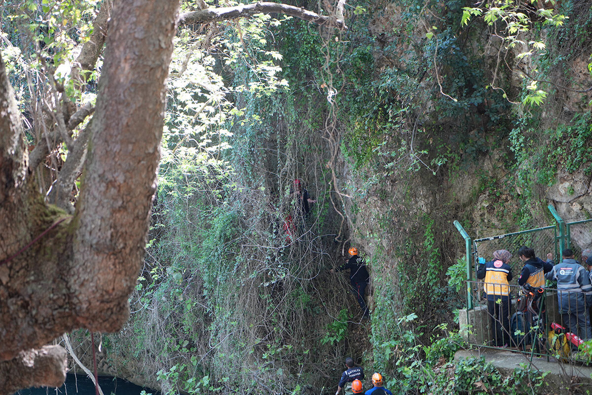 Düden Şelalesi'ni izlerken 15 metre aşağı düştü! Antalya'da film gibi kurtarma operasyonu - 1. Resim