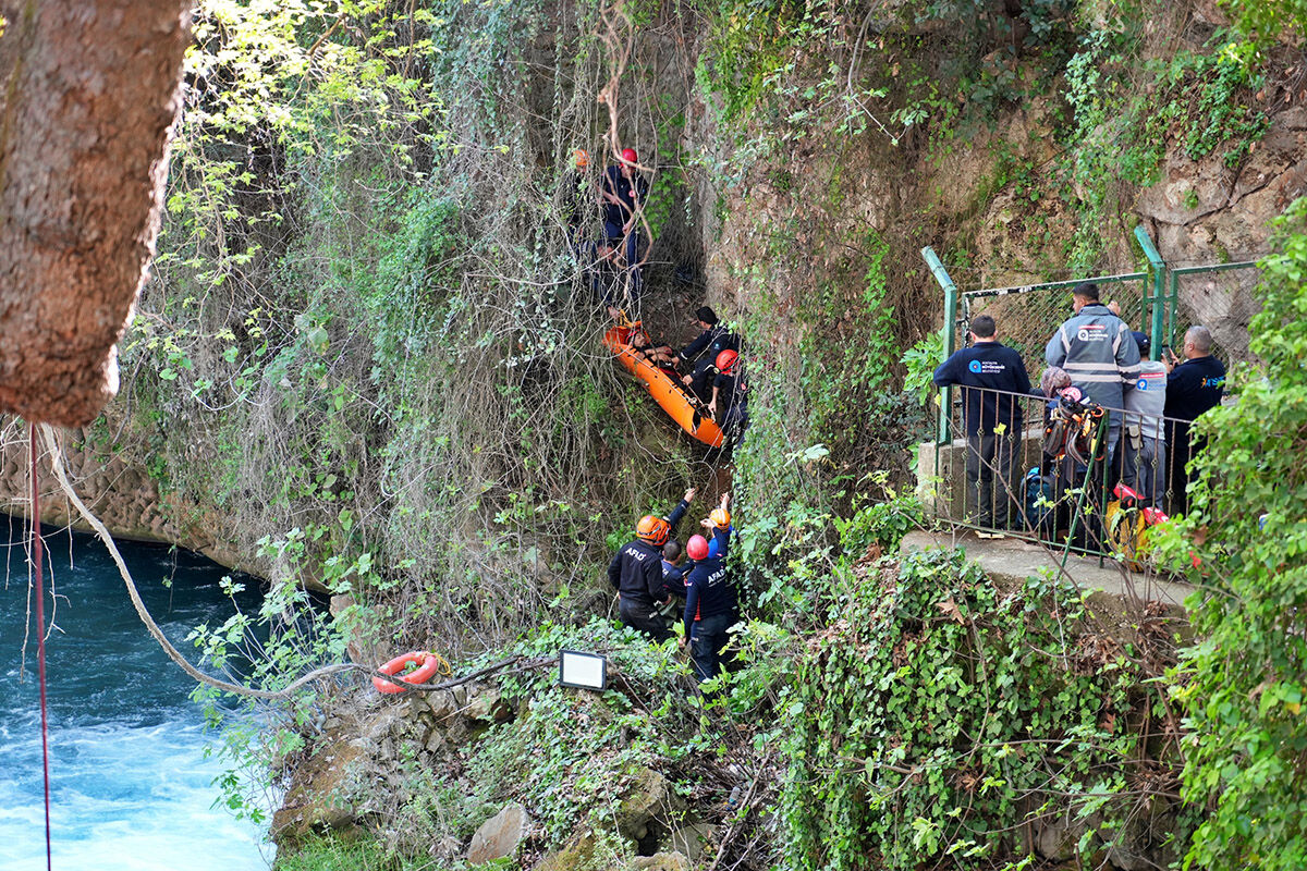 Düden Şelalesi'ni izlerken 15 metre aşağı düştü! Antalya'da film gibi kurtarma operasyonu - 2. Resim