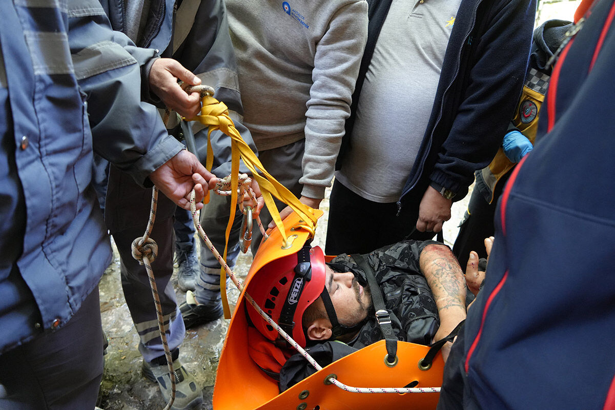 Düden Şelalesi'ni izlerken 15 metre aşağı düştü! Antalya'da film gibi kurtarma operasyonu - 3. Resim