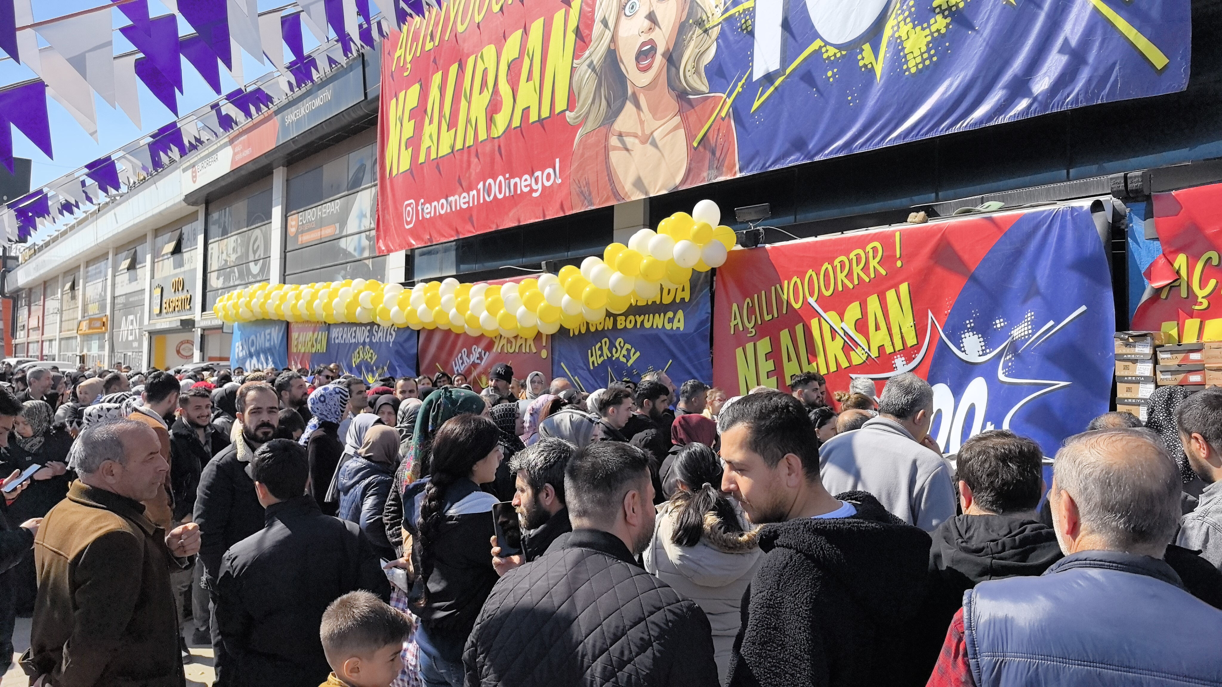 Fiyatı duyan oraya koştu! Açılış izdihama döndü, birbirlerini ezdiler Fiyatı duyan oraya koştu! Açılış izdihama döndü, birbirlerini ezdiler - 1. Resim