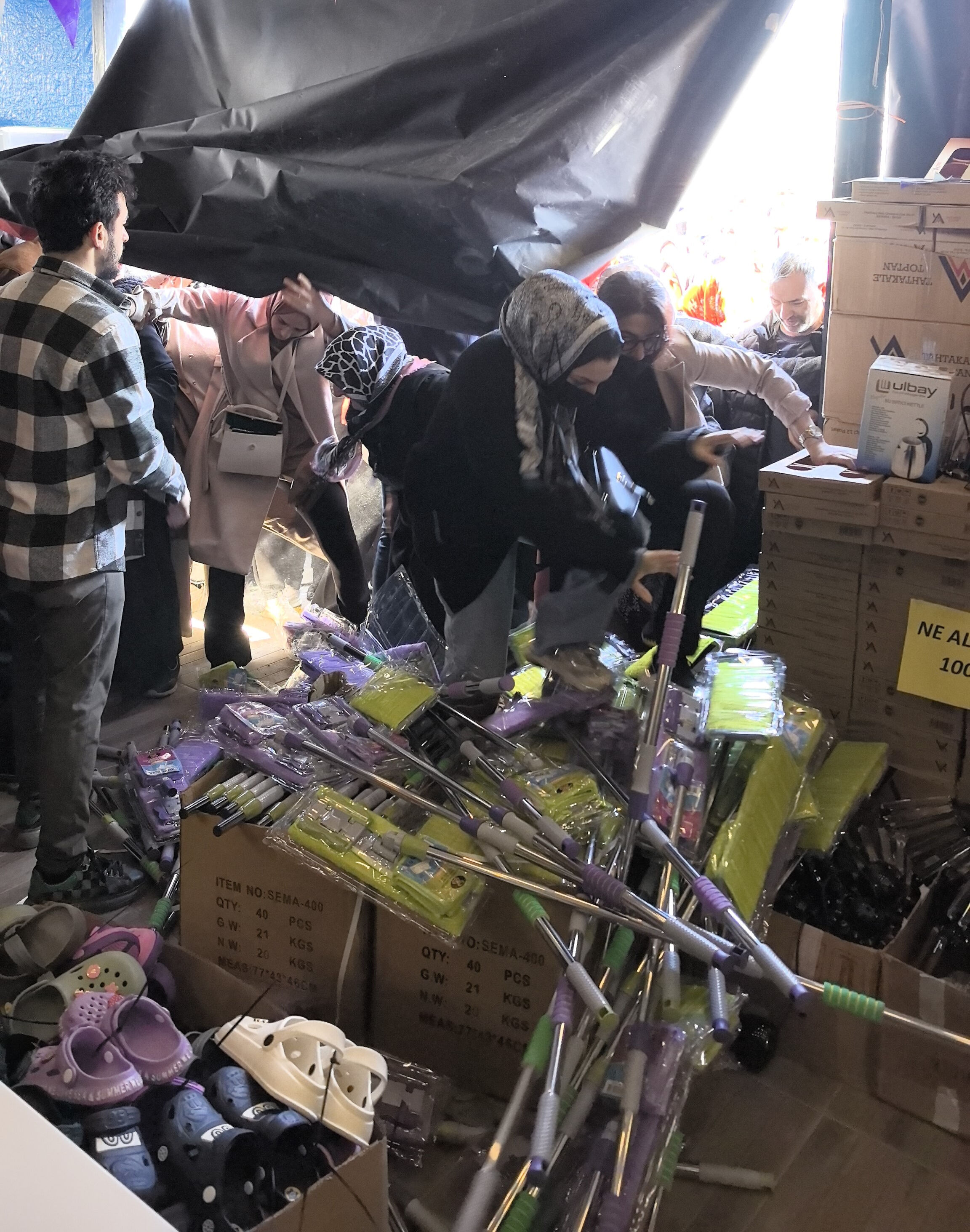 Fiyatı duyan oraya koştu! Açılış izdihama döndü, birbirlerini ezdiler Fiyatı duyan oraya koştu! Açılış izdihama döndü, birbirlerini ezdiler - 2. Resim