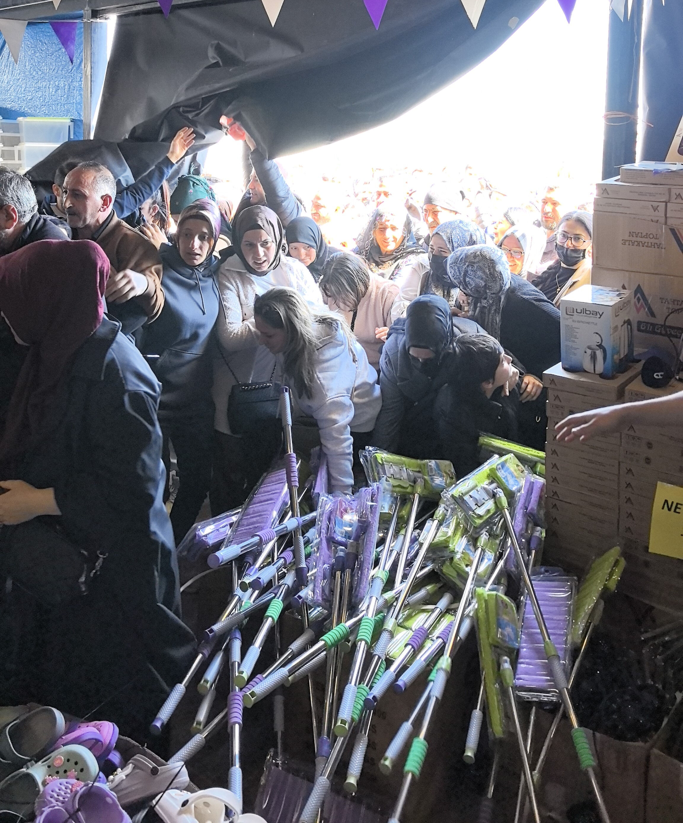 Fiyatı duyan oraya koştu! Açılış izdihama döndü, birbirlerini ezdiler Fiyatı duyan oraya koştu! Açılış izdihama döndü, birbirlerini ezdiler - 3. Resim