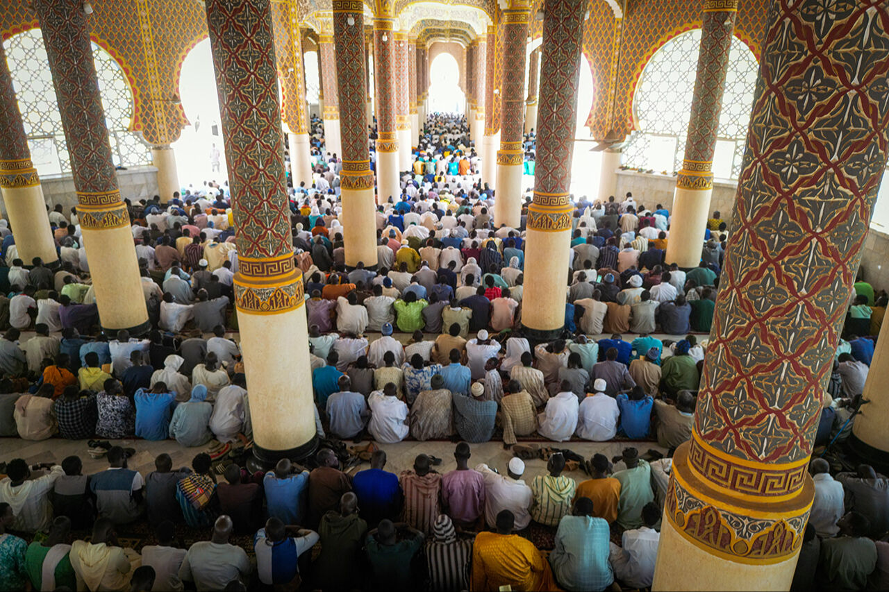 Müridiler Batı Afrika'nın en büyük camisini doldurdu! Senegal'de ramazanın kalbi Mesâliku'l-Cinân'da atıyor - 1. Resim