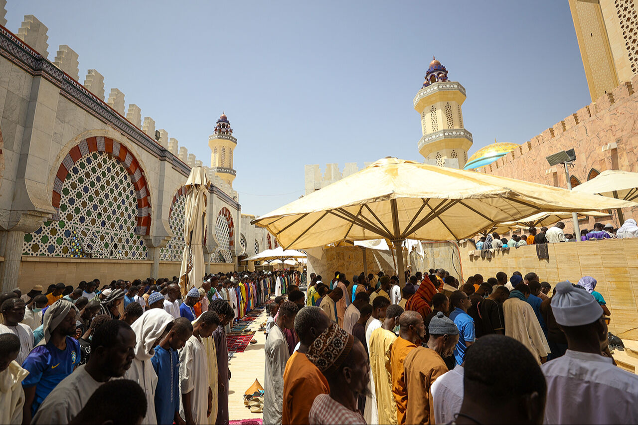 Müridiler Batı Afrika'nın en büyük camisini doldurdu! Senegal'de ramazanın kalbi Mesâliku'l-Cinân'da atıyor - 9. Resim