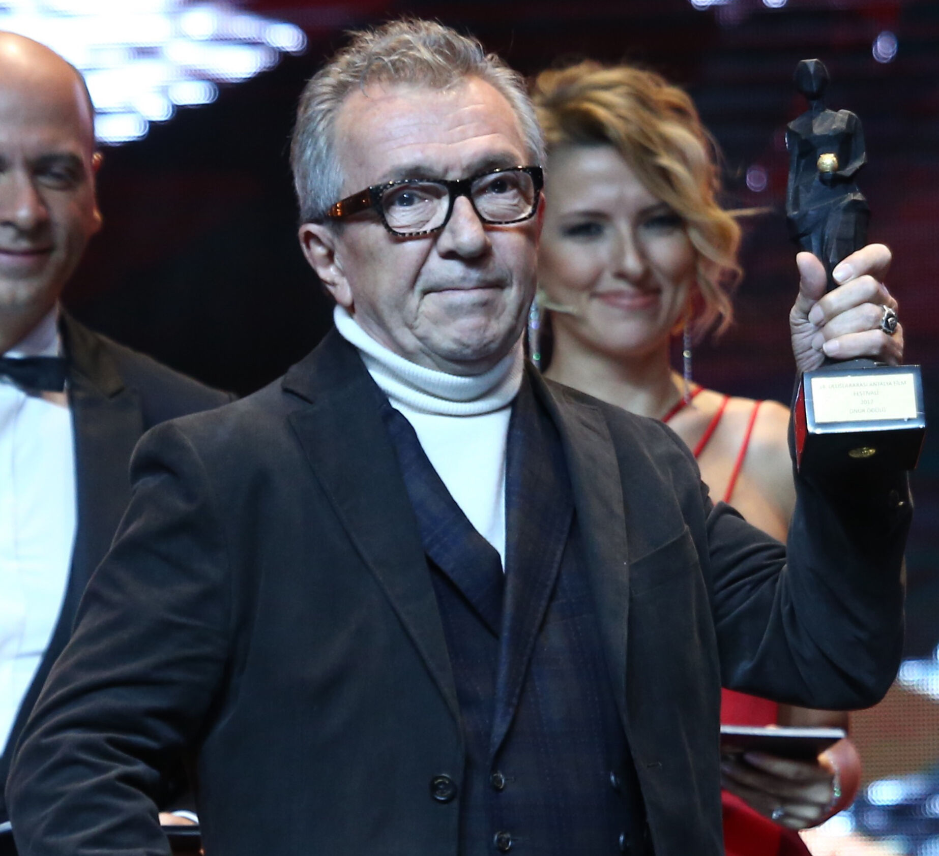 Osman Sınav'a veda! Kenan İmirzalıoğlu gözyaşlarına boğuldu Osman Sınav'a veda! Kenan İmirzalıoğlu gözyaşlarına boğuldu - 2. Resim