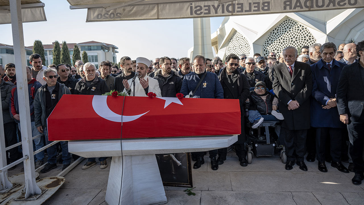 Osman Sınav'a veda! Kenan İmirzalıoğlu gözyaşlarına boğuldu Osman Sınav'a veda! Kenan İmirzalıoğlu gözyaşlarına boğuldu - 3. Resim
