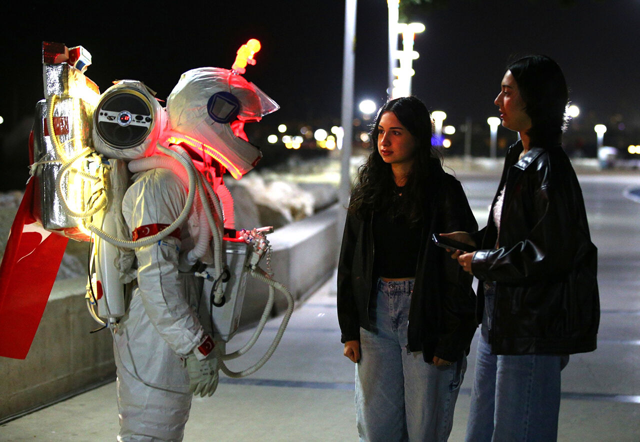 Yürüyen su arıtma cihazı! Şehirde ışıl ışıl gezen 'Astronot Man' özel kostümüyle bütün dikkatleri üstüne çekti - 7. Resim