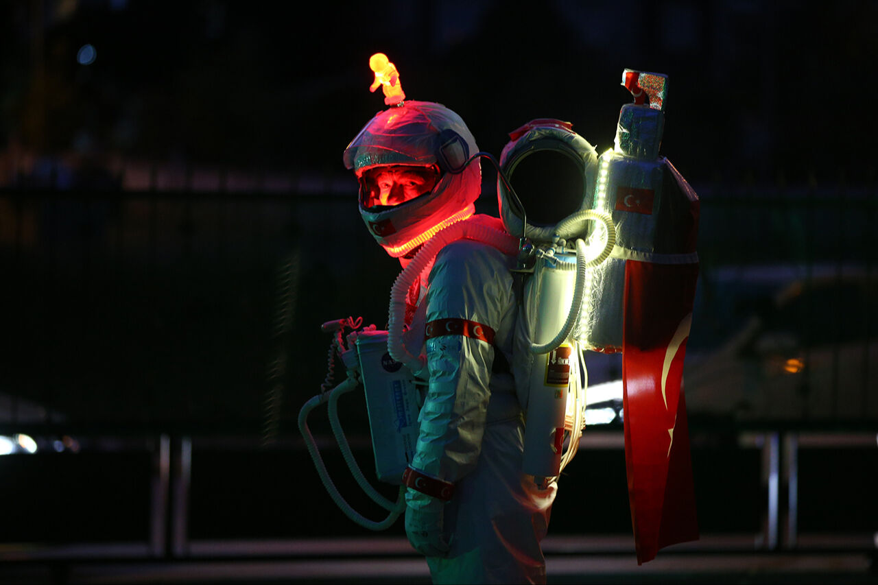 Yürüyen su arıtma cihazı! Şehirde ışıl ışıl gezen 'Astronot Man' özel kostümüyle bütün dikkatleri üstüne çekti - 9. Resim