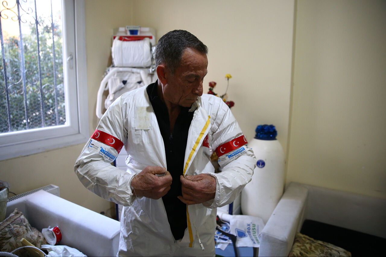 Yürüyen su arıtma cihazı! Şehirde ışıl ışıl gezen 'Astronot Man' özel kostümüyle bütün dikkatleri üstüne çekti - 4. Resim