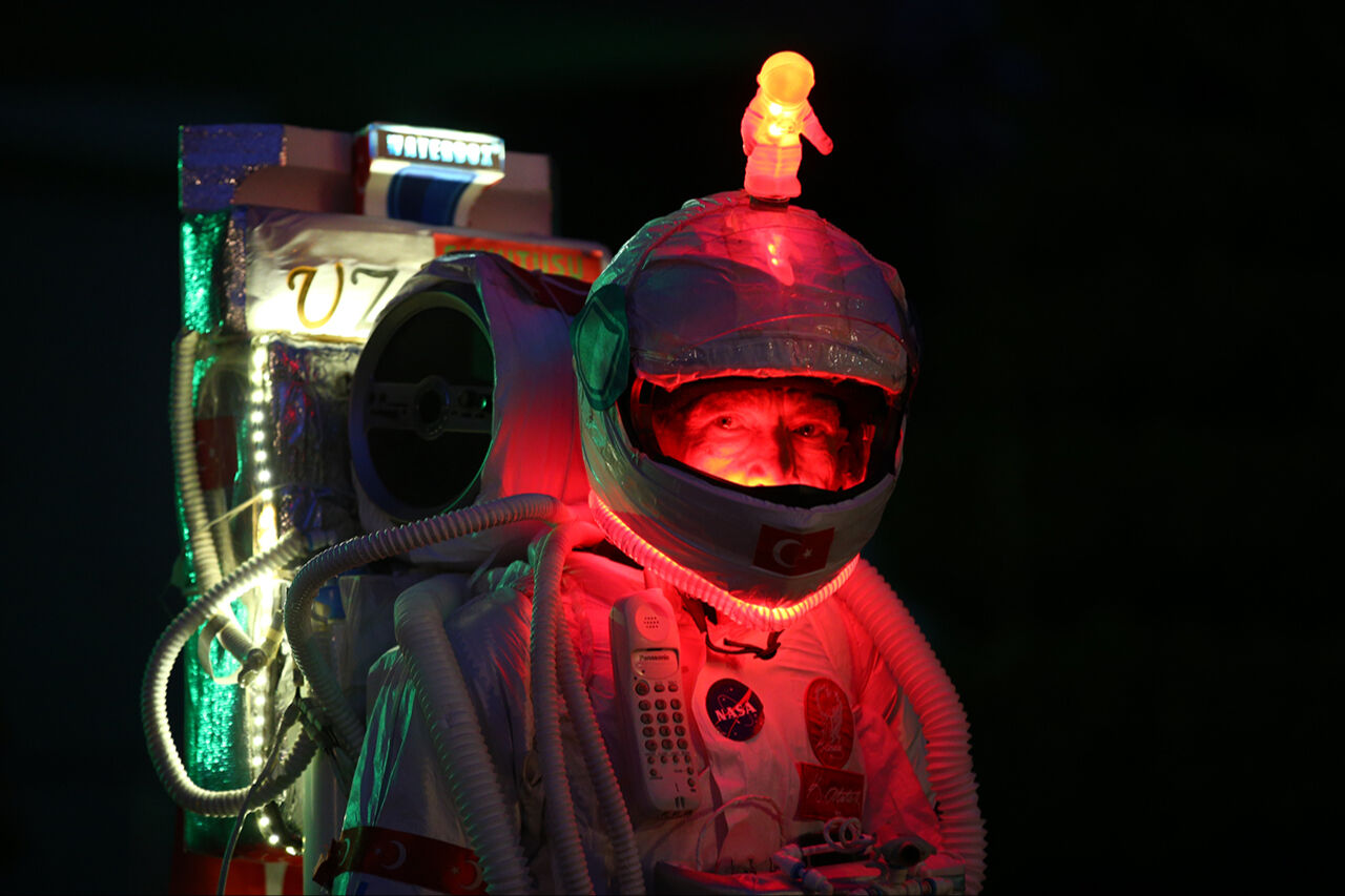 Yürüyen su arıtma cihazı! Şehirde ışıl ışıl gezen 'Astronot Man' özel kostümüyle bütün dikkatleri üstüne çekti - 6. Resim