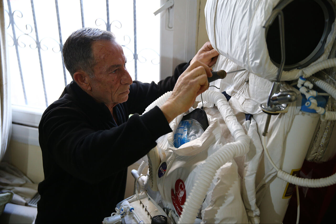 Yürüyen su arıtma cihazı! Şehirde ışıl ışıl gezen 'Astronot Man' özel kostümüyle bütün dikkatleri üstüne çekti - 2. Resim