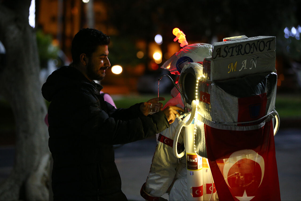Yürüyen su arıtma cihazı! Şehirde ışıl ışıl gezen 'Astronot Man' özel kostümüyle bütün dikkatleri üstüne çekti - 1. Resim