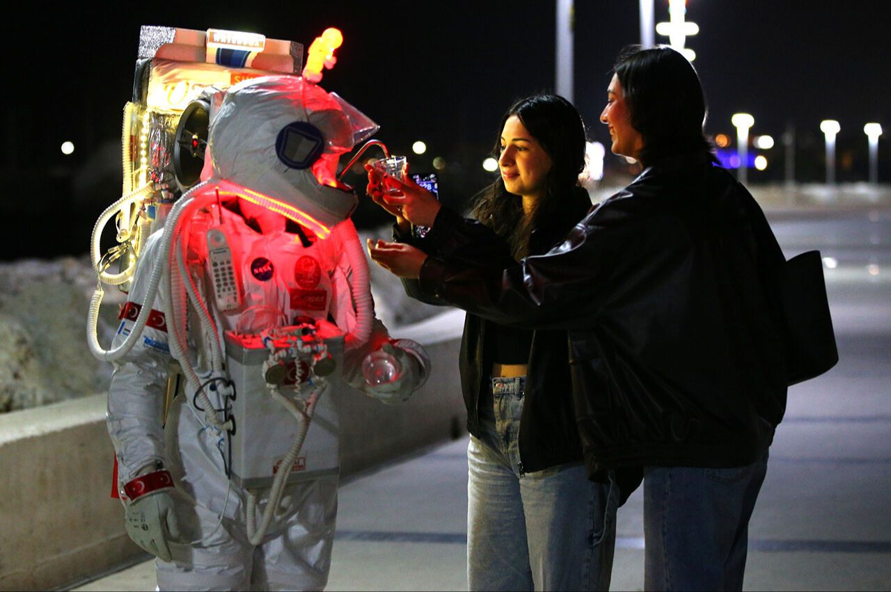 Yürüyen su arıtma cihazı! Şehirde ışıl ışıl gezen 'Astronot Man' özel kostümüyle bütün dikkatleri üstüne çekti - 8. Resim