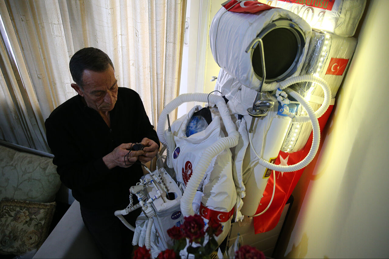 Yürüyen su arıtma cihazı! Şehirde ışıl ışıl gezen 'Astronot Man' özel kostümüyle bütün dikkatleri üstüne çekti - 3. Resim