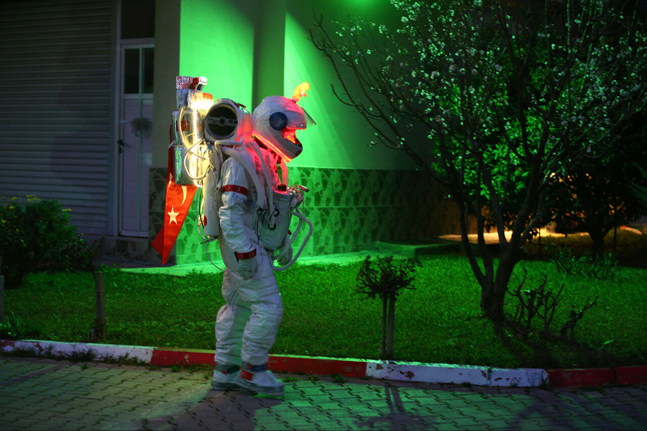 Yürüyen su arıtma cihazı! Şehirde ışıl ışıl gezen 'Astronot Man' özel kostümüyle bütün dikkatleri üstüne çekti - 5. Resim