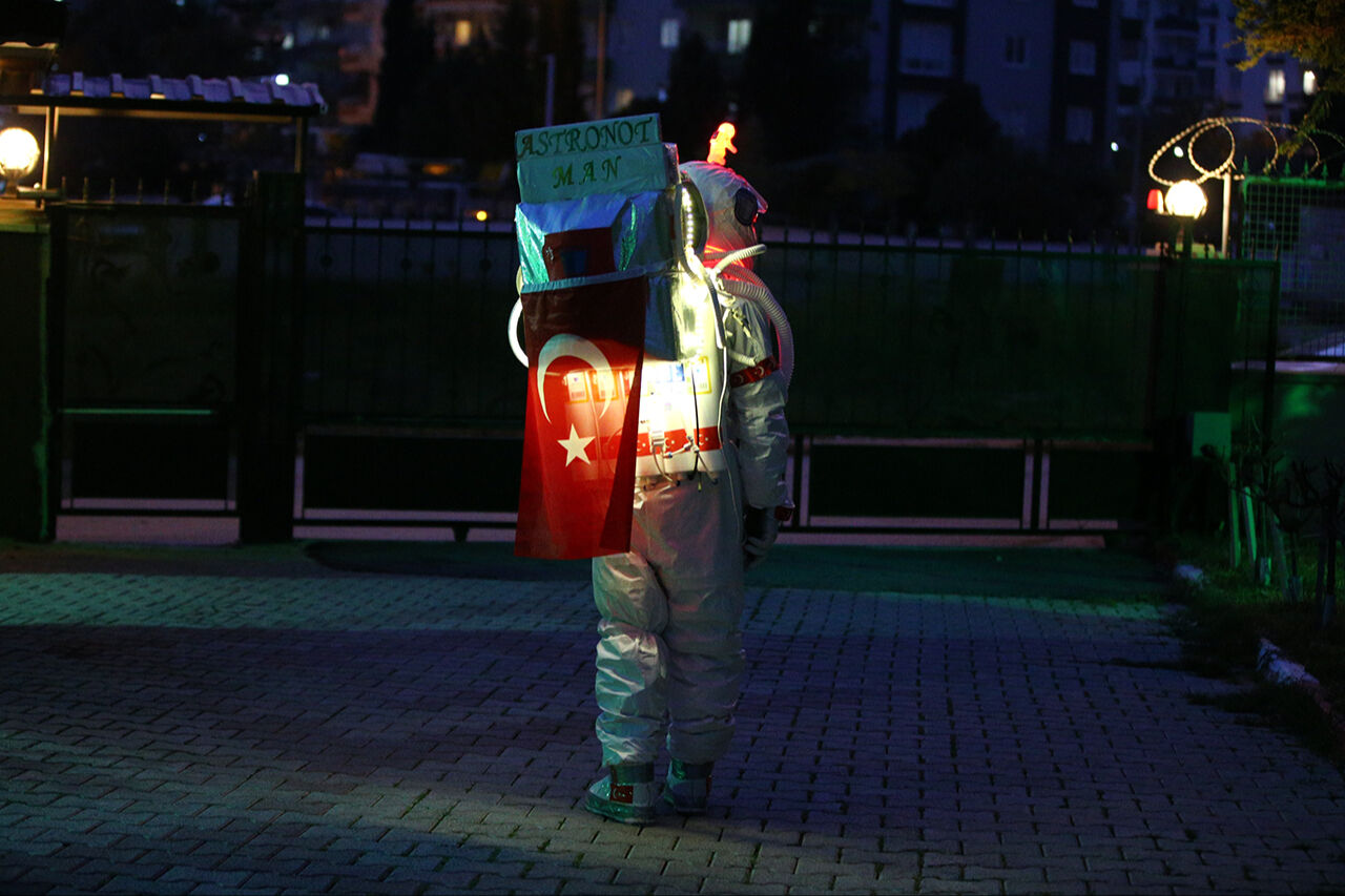 Yürüyen su arıtma cihazı! Şehirde ışıl ışıl gezen 'Astronot Man' özel kostümüyle bütün dikkatleri üstüne çekti - 10. Resim