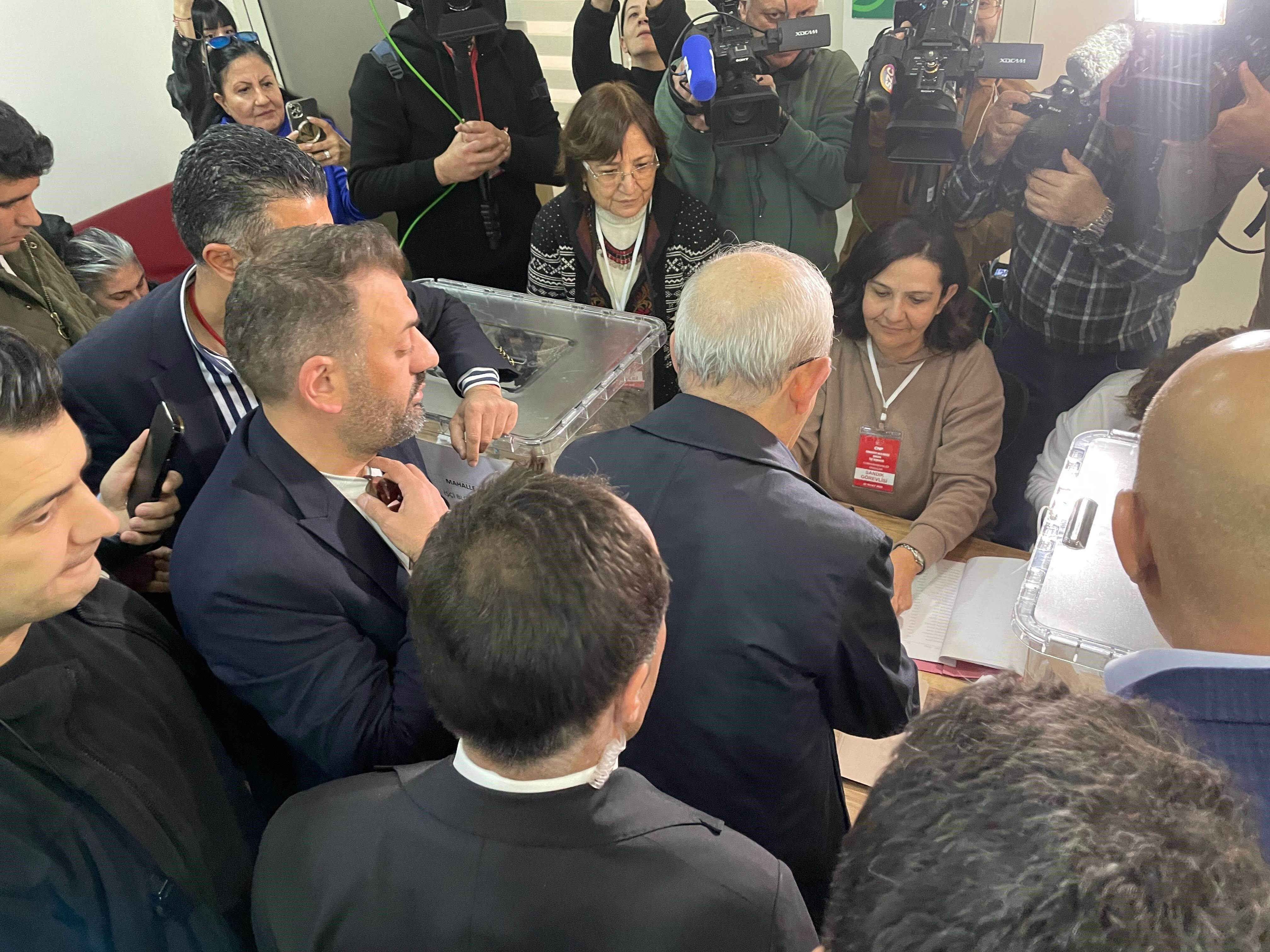 CHP sandık başında! Ön seçimde oy verme süresi uzatıldı CHP sandık başında! Ön seçimde oy verme süresi uzatıldı - 1. Resim